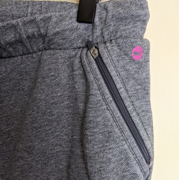 Vineyard Vines gray sweatpants w/ zipper pockets - Picture 3 of 9